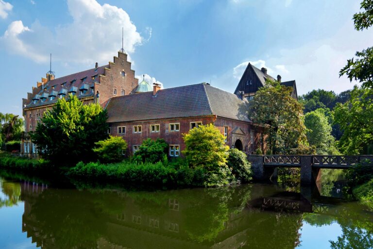 Sonnige Sicht auf das Wittringschloss in Gladbeck.