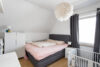 Blömker! Wohlfühlen in moderner 3,5 Zimmer DG-Wohnung mit Balkon und Garage! - Schlafzimmer