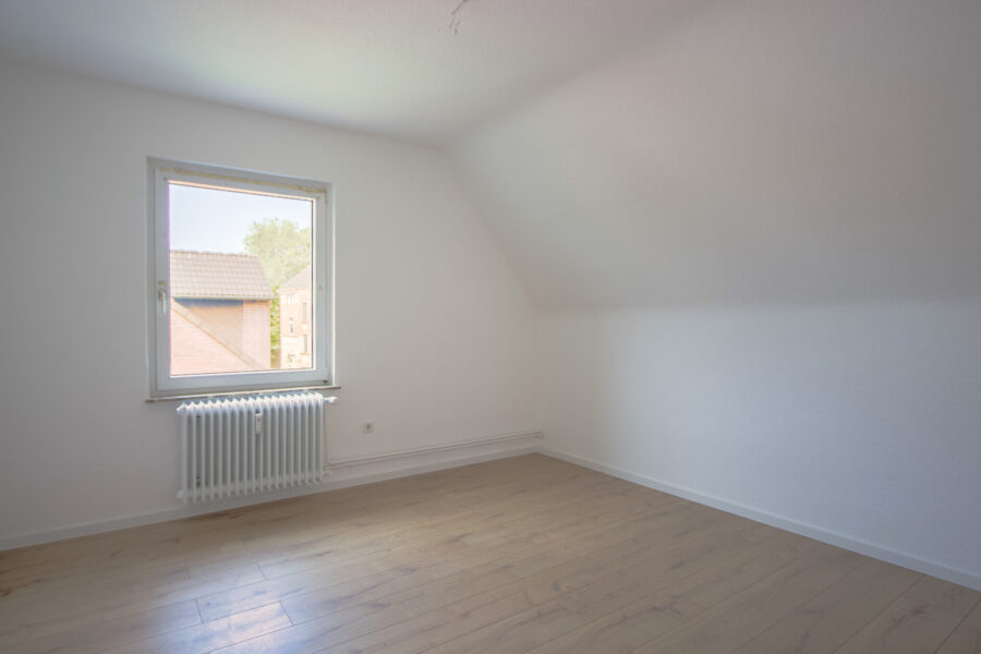 Blömker! Charmante, frisch renovierte 4,5-Zimmer-Dachgeschosswohnung mit Balkon in GLA-Butendorf! - Foto 1