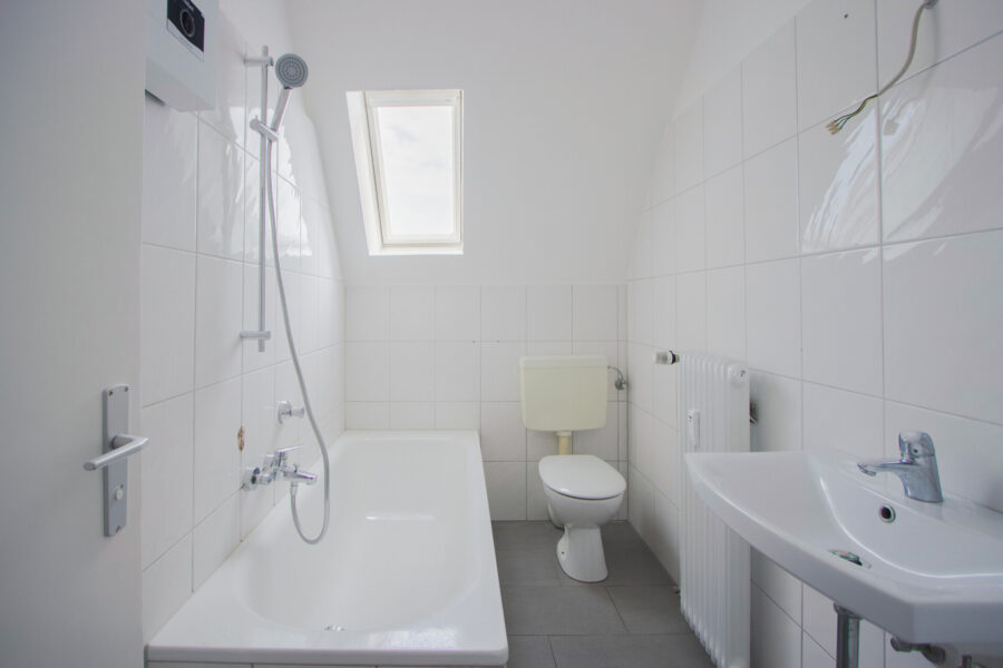 Blömker! Charmante, frisch renovierte 4,5-Zimmer-Dachgeschosswohnung mit Balkon in GLA-Butendorf! - Photo 1