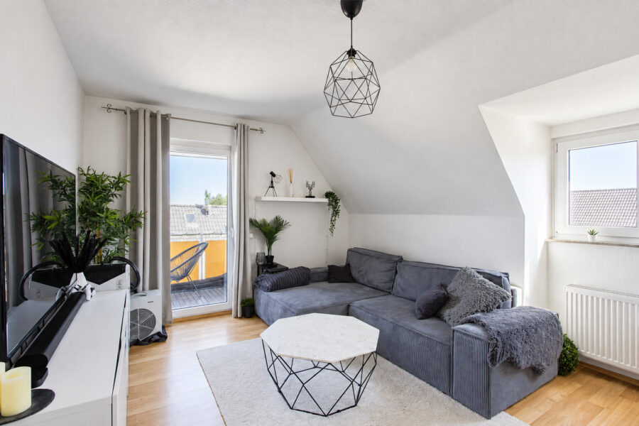 Blömker! Wohlfühlen in moderner 3,5 Zimmer DG-Wohnung mit Balkon und Garage! - Photo 1