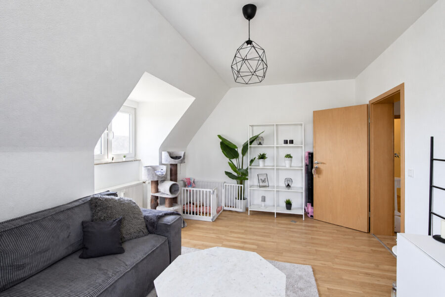 Blömker! Wohlfühlen in moderner 3,5 Zimmer DG-Wohnung mit Balkon und Garage! - Photo 2